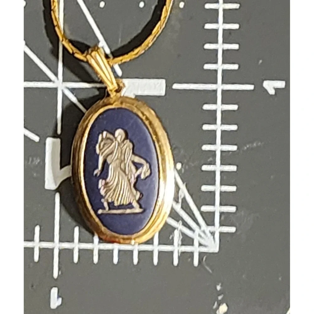 VTG Wedgwood Dark Blue Jasperware Oval Pendant Necklace Gold Tone 18 in